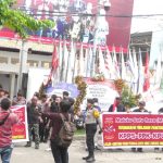 Aksi damai M1R di depan Kantor KPU Jawa Timur menjadi perhatian masyarakat sekitar.