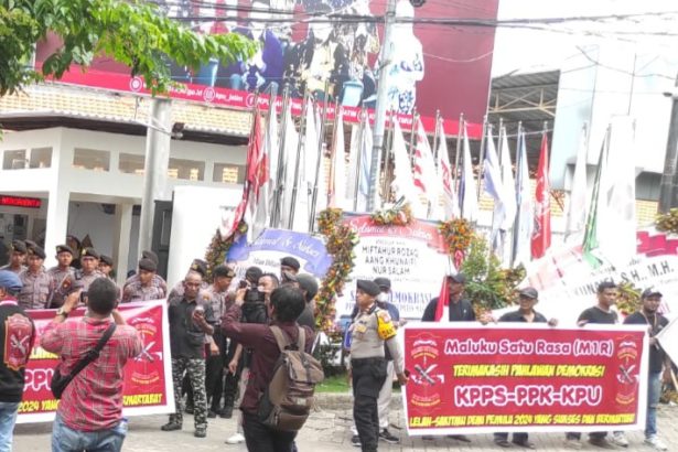 Aksi damai M1R di depan Kantor KPU Jawa Timur menjadi perhatian masyarakat sekitar.