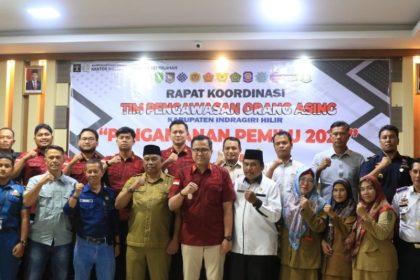 Kepala Kantor Imigrasi Kelas II TPI Tembilahan, Nanang Mustofa, foto bersama dengan anggota Timpora sebelum menggelar kegiatan rakor.