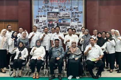 Tim Inspektorat Jenderal Kementerian ATR/BPN foto bersama jajaran Kantor Pertanahan Surabaya I usai monev.