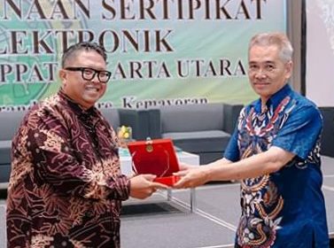 Kakan BPN Jakarta Utara (kiri), Taufik S Wibowo menerima cenderamata dari perwakilan IPPAT.