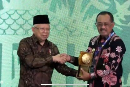Wakil Walikota Surabaya Armuji mewakili pemerintah Kota Surabaya menerima Piala Adipura Kencana yang diserahkan langsung oleh Wakil Presiden Republik Indonesia KH Ma’ruf Amin.