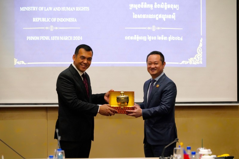 Dirjen Imigrasi Silmy Karim menerima cenderamata dari Direktur Jenderal Imigrasi Kamboja, Letnan Jenderal SOK Veasna.