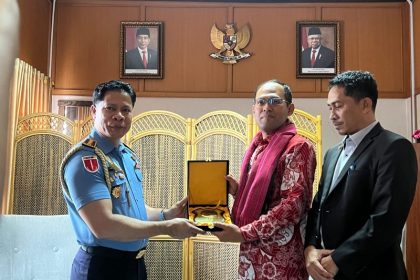 Atase Polisi Kedubes Timor Leste, Armando Monteiro memberikan cenderamata kepada Kepala Kantor Imigrasi Bandung Agung Pramono.