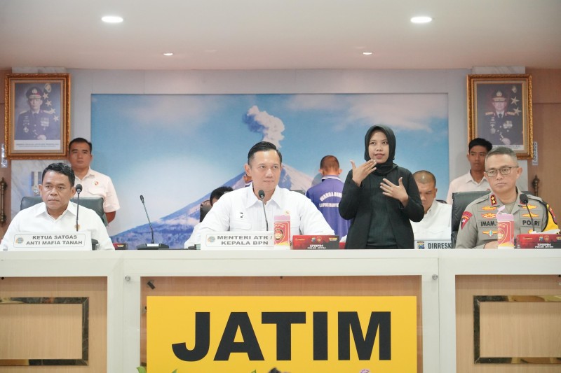 Menteri ATR/ BPN Agus Harimurti Yudhoyono (AHY) bersama Kapolda Jatim Irjenpol Imam Sugianto menggelar jumpa pers di Mapolda Jatim.