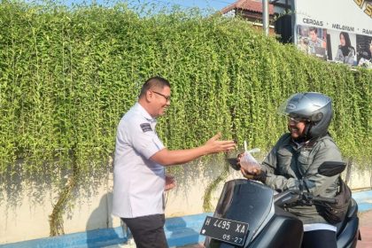 Kepala Kantor Imigrasi Semarang, Guntur Sahat Hamonangan membagikan takjil gratis kepada pengendara yang melintas di depan kanim. 