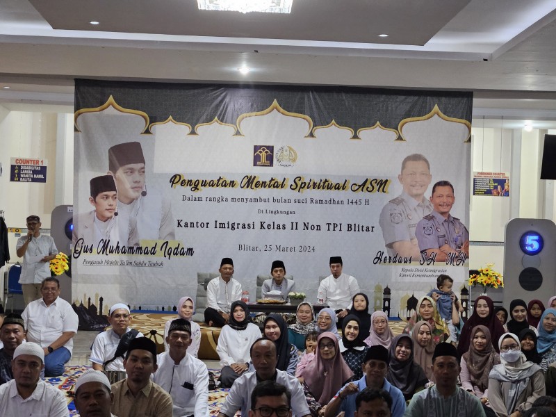 Gus Iqdam saat memberikan tausiyah didampingi Kadiv Keimigrasian Kanwil Kemenkumham Jatim Herdaus dan Kakanim Blitar Arief Yudhistira.