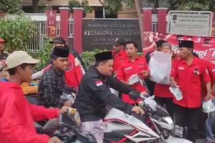 Kader dan simpatisan PDI Perjuangan PAC Kenjeran membagikan takjil di depan Kecamatan Kenjeran, Jalan Kedungcowek.