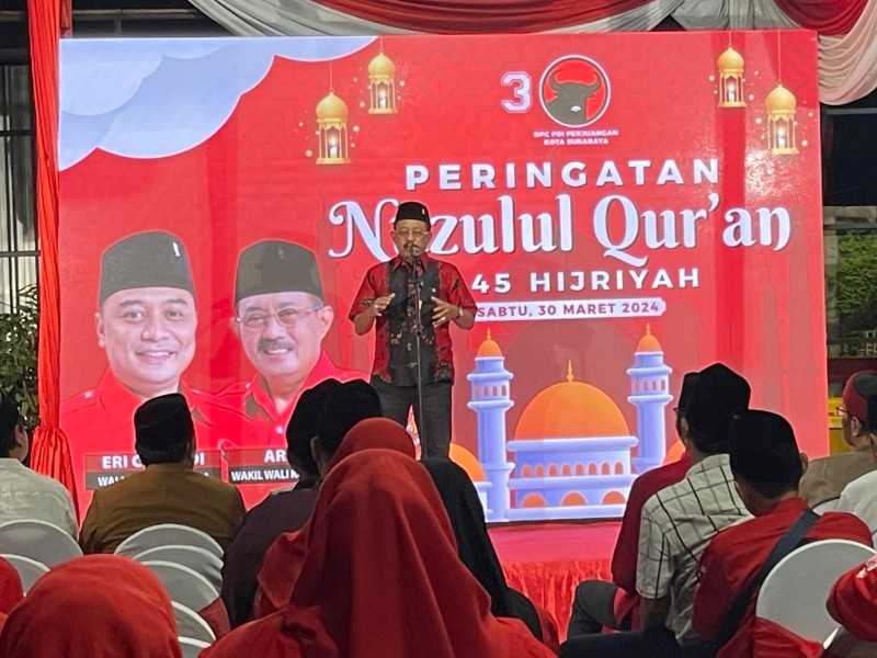 Wakil Walikota Surabaya Armuji saat memberikan sambutan di acara peringatan Nuzulul Quran yang digelar DPC PDI Perjuangan Surabaya.