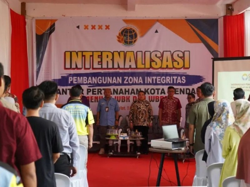 Suasana kegiatan rapat Internalisasi pembangunan Zona Integritas (ZI) di Kantor Pertanahan Kota Kendari, Sulawesi Tenggara. 