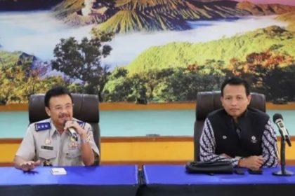 Jonahar, Staf Ahli Menteri ATR/Kepala BPN yang juga Plt Kakanwil BPN Jatim bersama Direktur Koordinasi dan Supervisi Wilayah IIl KPK Bahtiar Ujang Purnama.