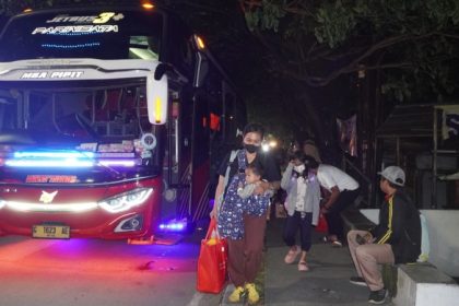 Bus yang mengangkut rombongan tiba di Kantor Imigrasi Semarang.