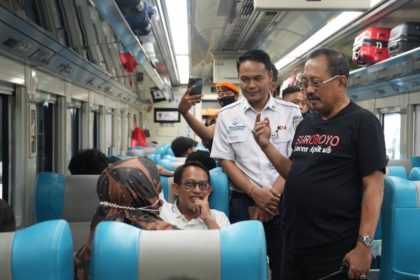 Wakil Wali Kota Surabaya Armuji meninjau keberangkatan arus mudik di Stasiun KA Gubeng, Surabaya. 