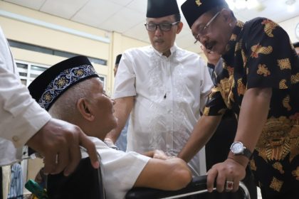 Wakil Wali Kota Armuji menyapa pemilik Yayasan TK Aisyiyah 48 di Sidotopo Wetan Mulya, Sidotopo, Surabaya.