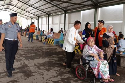 Para warga binaan memanfaatkan momen pertemuan keluarga yang difasilitasi Lapas I Surabaya.