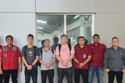 Kasi Intelijen dan Penindakan Keimigrasian (Inteldakim), Kanim Tanjung Perak, Arief Satriawan (kiri) ikut memimpin pendeportasian 3 WNA China bersama anggota di Bandara Internasional Juanda.