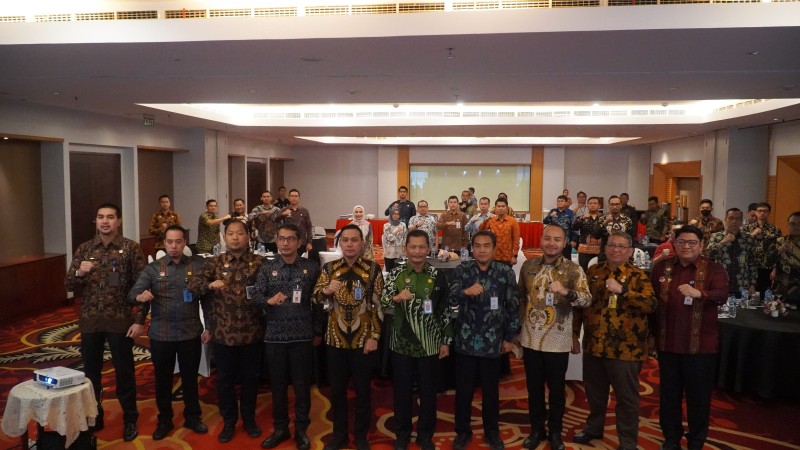 Kepala Divisi Keimigrasian Herdaus foto bersama jajaran UPT usai memimpin rapat rekonsiliasi di Kediri.