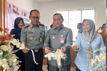 Kepala Kantor Imigrasi Bandung Agung Pramono mendampingi Pj Bupati Sumedang, Yudia Ramli, memotong pita pada pembukaan stan layanan Keimigrasian di MPP Kabupaten Sumedang.