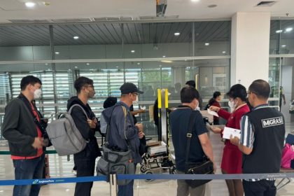 Petugas Inteldakim Kantor Imigrasi Tanjung Perak mengawal proses deportasi keempat WNA Taiwan di Bandara