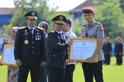 Kakanwil Kemenkumham Jatim Heni Yuwono memberikan penghargaan kepada anggota Polda Jatim pada upacara Hari Bhakti Pemasyarakatan ke-60