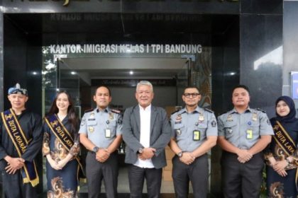 Pj Walikota Bandung, Ir. Bambang Tirtoyuliono, MM (tengah) foto bersama dengan Kakanim Agung Pramono usai me-launching paspor polikarbonat.