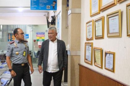 Bambang didampingi Kepala Kantor Imigrasi Bandung Agung Pramono menyempatkan berkeliling melihat langsung kondisi pelayanan keimigrasian