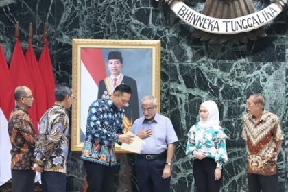 Menteri ATR/BPN Agus Harimurti Yudhoyono (AHY) menyerahkan sertifikat Elektronik kepada masyarakat disaksikan Kepala Kanwil BPN DKI Jakarta Alen Saputra, disaksikan oleh Penjabat (Pj) Gubernur DKI Jakarta Heru Budi Hartono.