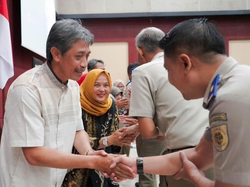 Kepala Kantor Pertanahan Kota Surabaya I, Kartono Agustiyanto, S.T., M.M didampingi istri bersalam-salaman di momen Idul Fitri bersama seluruh jajaran tadi pagi.