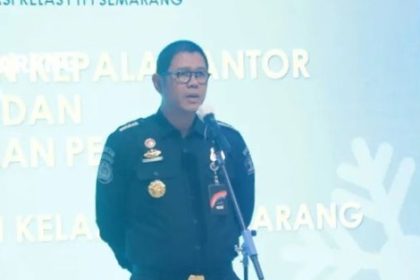 Kepala Kantor Imigrasi Semarang, Guntur Sahat Hamonangan memberikan pengarahan kepada pegawai.