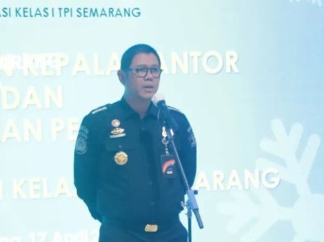 Kepala Kantor Imigrasi Semarang, Guntur Sahat Hamonangan memberikan pengarahan kepada pegawai.