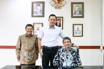 Menteri ATR/Kepala BPN Agus Harimurti Yudhoyono foto bersama Kakanwil BPN Jatim Jonahar dan Kakantah Kota Surabaya I Kartono Agustiyanto di ruang kerja kepala Kantor.