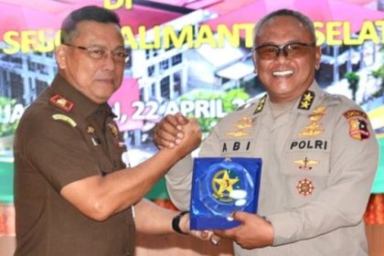 Kajati Kalimantan Selatan, Dr Mukri SH MH menerima cenderamata dari Ketua Pendamping Praktik Kerja Dalam Negeri (PKDN) Sespimti Polri Dikreg ke-33 T.A. 2024, Irjen Pol Abioso Seno Aji, SIK. MH.