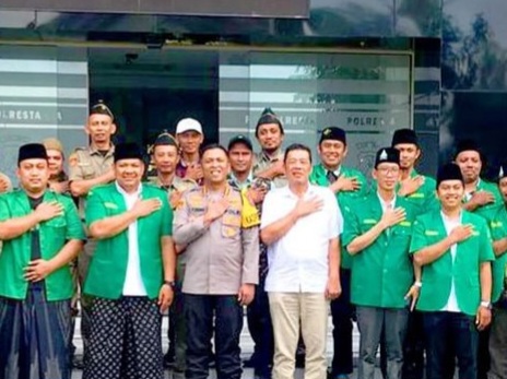 Jajaran GP Ansor dan Kakantah Sidoarjo Muh Rizal foto bersama dengan Kapolresta Sidoarjo Christian Tobing usai koordinasi.