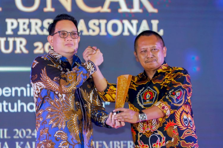 Ketua PWI Jatim, Lutfil Hakim (kanan) memberikan penghargaan PWI Jatim Award 2024 ke Pj Gubernur Jatim Dr Adhy Karyono.