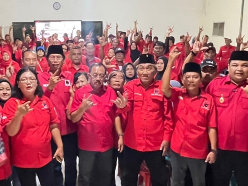 Wakil Wali Kota Surabaya, Armuji bersama Ketua DPC PDI Perjuangan Surabaya dan para kader usai konsolidasi.