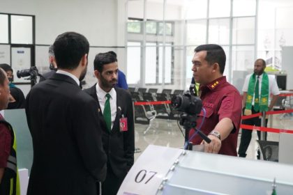 Direktur Jenderal (Dirjen Imigrasi), Silmy Karim mengecek kesiapan petugas imigrasi dan pelaksanaan kerja sama Makkah Route. 