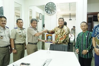 Agustiyanto menerima cendera mata dari Kepala BNNP Jawa Timur Brigjenpol Mohamad Aris Purnomo.