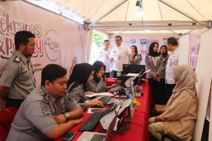 Kakanim Semarang, Guntur Sahat Hamonangan meninjau pembukaan lokasi pameran pada stan imigrasi.