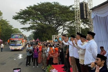 Kepala Kantor Imigrasi Malang Galih Priya Kartika Perdhana (kanan) turut melepas pemberangkatan CJH Kota Malang.