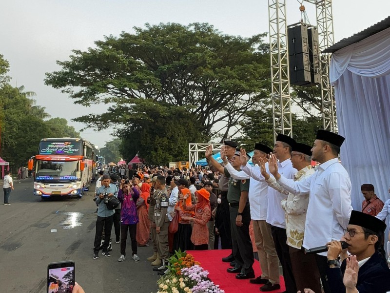 Kepala Kantor Imigrasi Malang Galih Priya Kartika Perdhana (kanan) turut melepas pemberangkatan CJH Kota Malang.