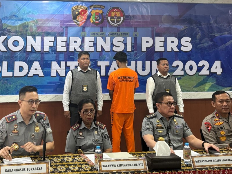 Kepala Kantor Imigrasi Surabaya, Ramdhani (kiri) didampingi Dirwasdakim Saftar Muhammad Godam (dua dari kanan) dan pejabat Polda NTT memberikan keterangan kepada wartawan.