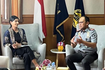 Kepala Kantor Imigrasi Bandung, Agung Pramono terlibat diskusi dengan perwakilan Dubes Australia, Priyanka Vennelakanti di ruang rapat kantor imigrasi setempat.