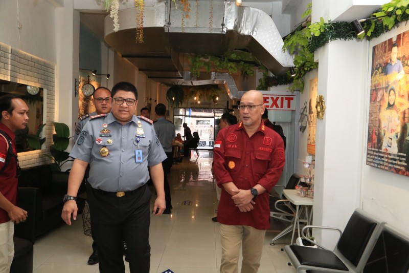 Kepala Kantor Imigrasi Tanjung Perak Verico Sandi (kiri) mendampingi Kepala Kantor Imigrasi Manokwari, Iman Teguh Adianto. 