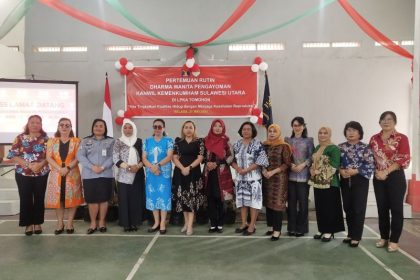 Penasehat Wanita Pengayoman, Astrid Lumbuun bersama Dwi Madeliene selaku Ketua DWP Kanim Manado dan Istri-Istri Kepala UPT serta wanita pengayoman Kanwil Kemenkumham Sulut foto bersama usai kegiatan. 