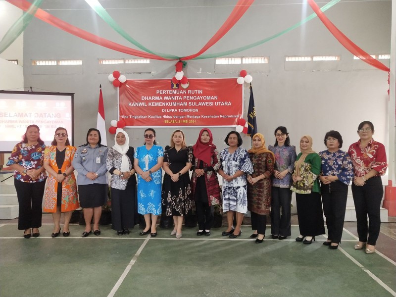 Penasehat Wanita Pengayoman, Astrid Lumbuun bersama Dwi Madeliene selaku Ketua DWP Kanim Manado dan Istri-Istri Kepala UPT serta wanita pengayoman Kanwil Kemenkumham Sulut foto bersama usai kegiatan. 