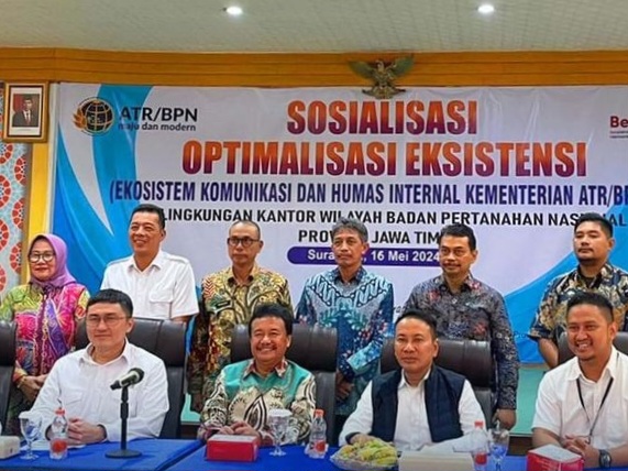 Kepala Kantor Pertanahan Kabupaten Sidoarjo, Muh Rizal (berdiri dua dari kiri) foto bersama pemateri dari pusat dalam kegiatan sosialisasi tangkal hoaks di Kanwil BPN Jawa Timur bersama jajaran Kantah lainnya.