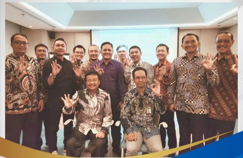 Para peserta rakor dan perjanjian kerjasama antara PLN dan perwakilan BPN Jatim berfoto bersama. 