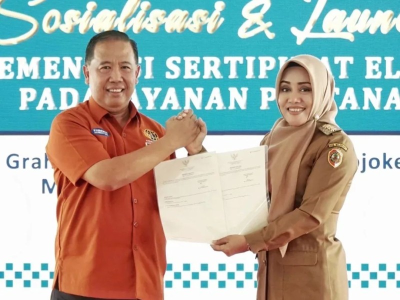 Kepala Kantor Pertanahan Kabupaten Mojokerto, Budiono, A.Ptnh., M.H menerima cenderamata Bupati Mojokerto, dr. Ikfina Fahmawati, M.Si dalam acara launching kemarin.