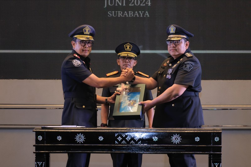 Verico Sandi (kanan) menyerahkan kepemimpinan Kantor Imigrasi Tanjung Perak kepada I Gusti Bagus Mochammad Ibrahiem, disaksikan Kakanwil Kemenkumham Jatim, Heni Yuwono.