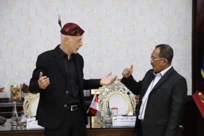 Mr Loannis Moralis berbincang dengan Wakil Wali Kota Surabaya, Armuji di Balai Kota Surabaya.